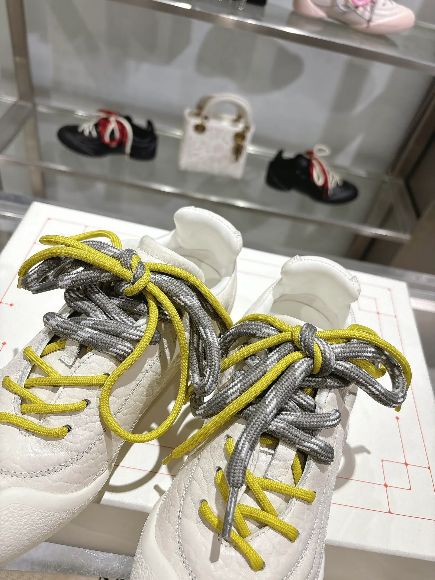 p580💰Couple model 𝐀𝐥𝐞𝐱𝐚𝐧𝐝𝐞𝐫 𝐌𝐜𝐐𝐮𝐞𝐞𝐧#/Alexander McQueen’s latest Flexion series, retro, casual, sneakers, original purchase, development, production, this Flexion Off Low-top sneakers in white grained leather with varying sized laces and an anatomically inspired lightweight segmented sole. The reverse skull pattern is embossed on the heel. Fabric: Original customized imported first-layer cowhide. Lining: Customized imported breathable mesh lining. Sole: Original open-molded non-slip TPU material. Bottom thickness: 2CM. Size: #Female size 35-40 (40 customized, non-refundable) #Men’s code 39-45 (45 customized, non-refundable)